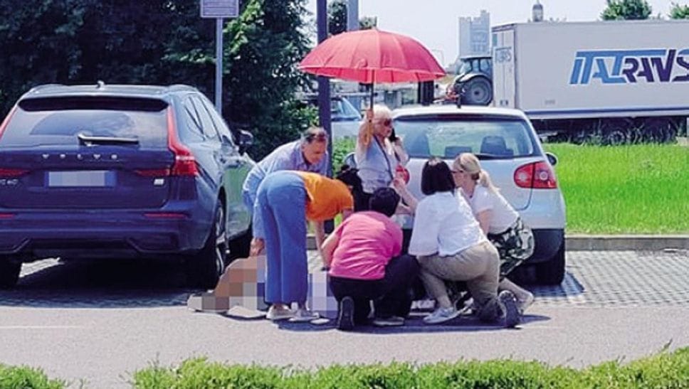 Va al supermercato e lo prendono a fiocinate