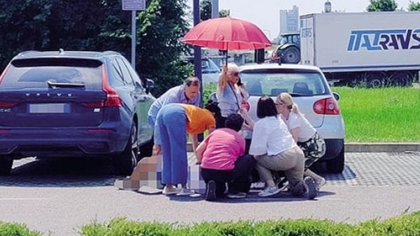 Va al supermercato e lo prendono a fiocinate