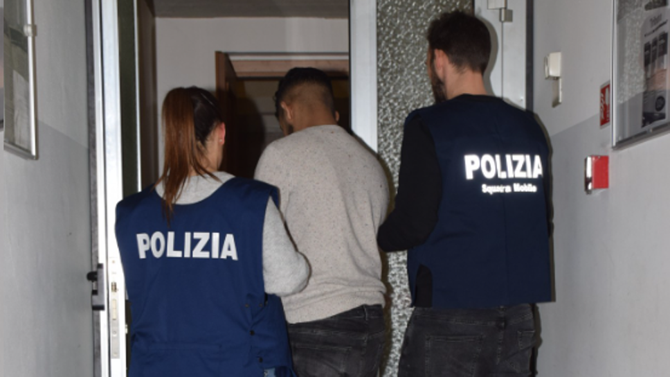 Sondrio, semina il caos in un bar e in ospedale: arrestato 28enne per resistenza e lesioni