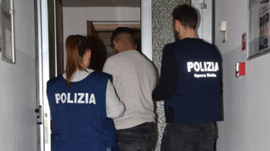 Sondrio, semina il caos in un bar e in ospedale: arrestato 28enne per resistenza e lesioni
