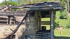 Ponte in Valtellina, un nuovo incendio ha distrutto la baita progettata da Stefanelli