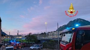 Lecco: treno in fiamme in stazione