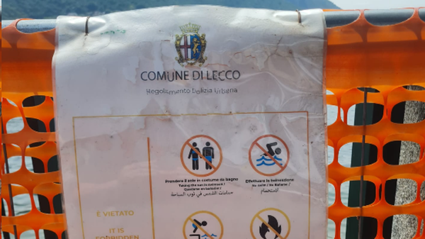 Cartello in “inglese imbruttito” a Lecco: il divieto diventa un caso politico