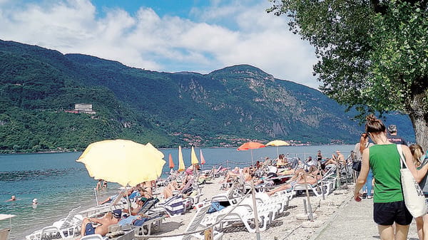 Fine settimana di traffico e spiagge affollate