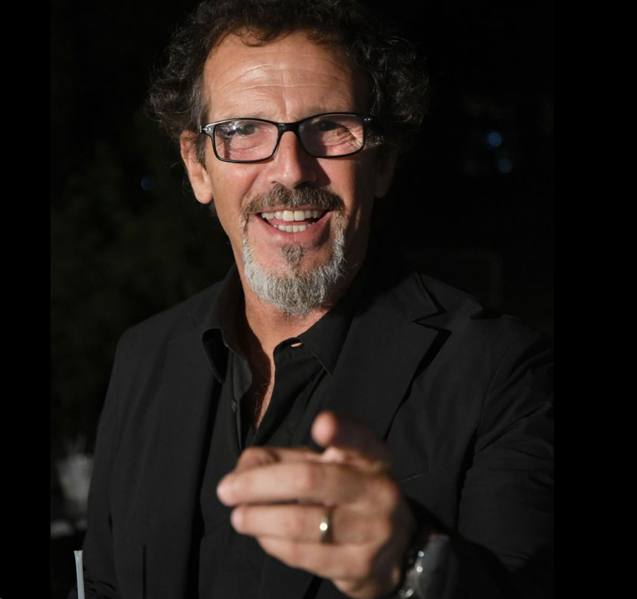Germano Lanzoni porta a Casatenovo il suo teatro tra risate, musica e identità