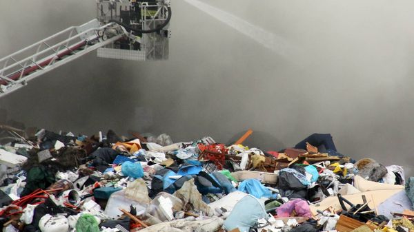 Il rogo  di rifiuti a Cedrasco Due condanne e un’assoluzione