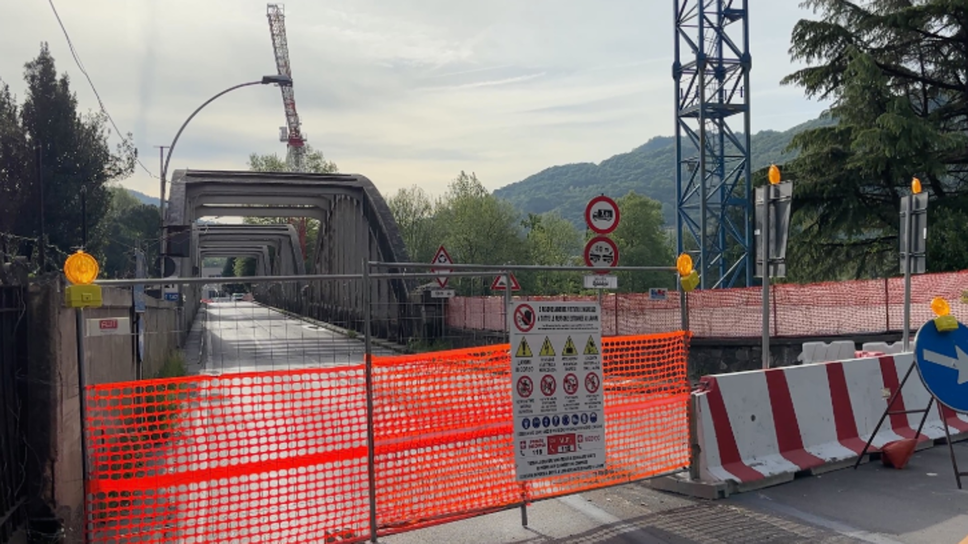Ponte chiuso a Brivio, giorno due: traffico in aumento