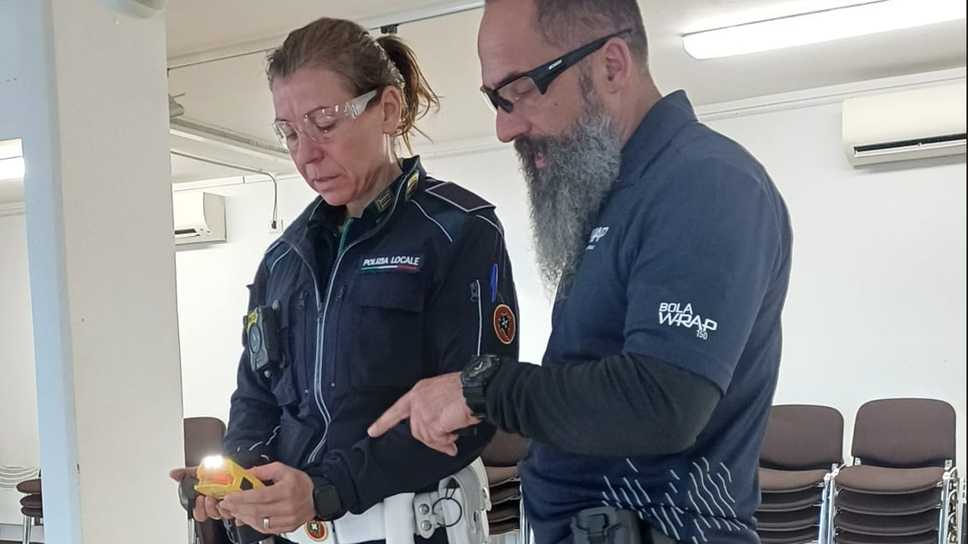 Varenna prende i criminali al lazo: arriva il BolaWrap per la polizia locale