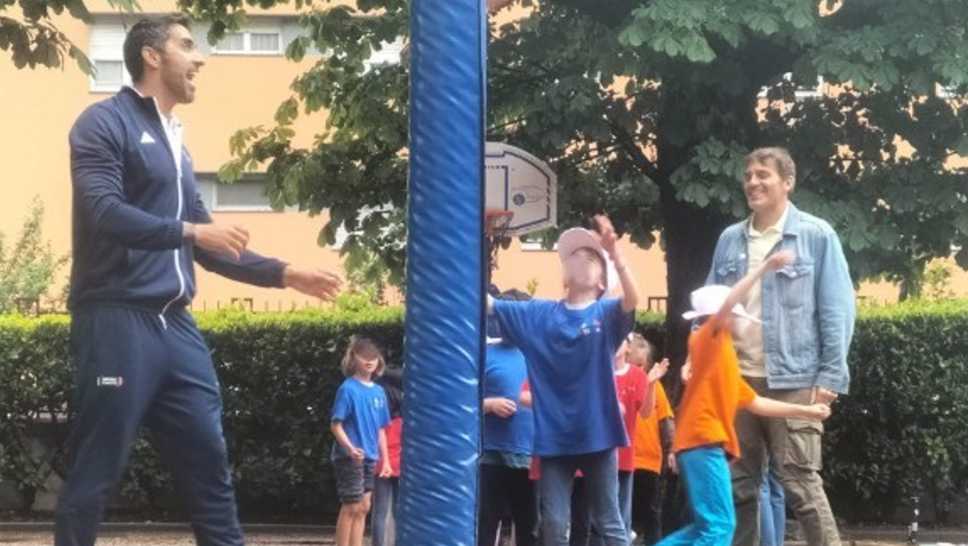 A scuola col campione, Magnini incontra gli alunni della primaria di Acquate
