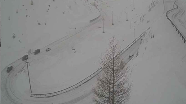 Altro che estate alle porte, sui Passi è tornata la neve 