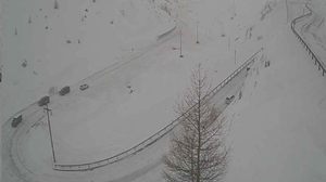 Altro che estate alle porte, sui Passi è tornata la neve 