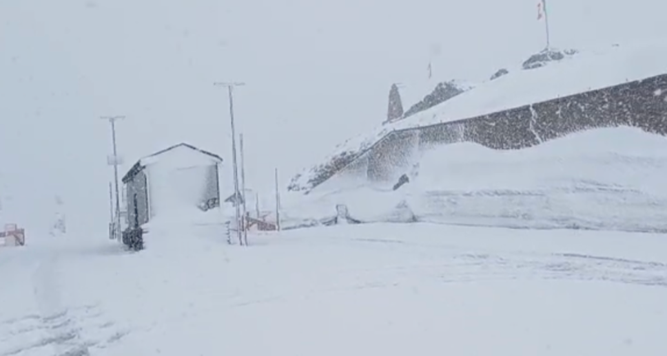 Altro che estate alle porte, sui Passi è tornata la neve 