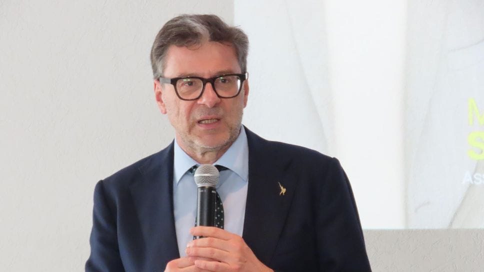 Visita a Lecco del ministro Giorgetti: «Per il superbonus hanno riso di noi in tutto il mondo»