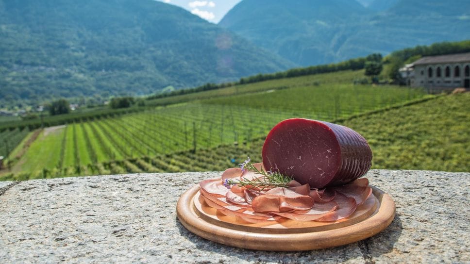 Bresaola Valtellina: export in crescita, ma la produzione rallenta 