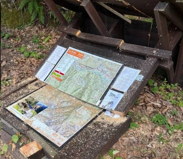 Ponte in Valtellina, vandali se la prendono con la segnaletica per gli escursionisti
