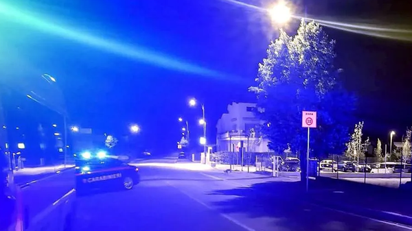 C’è un’altra donna in auto con l’ex: la sfregia al volto con una lametta
