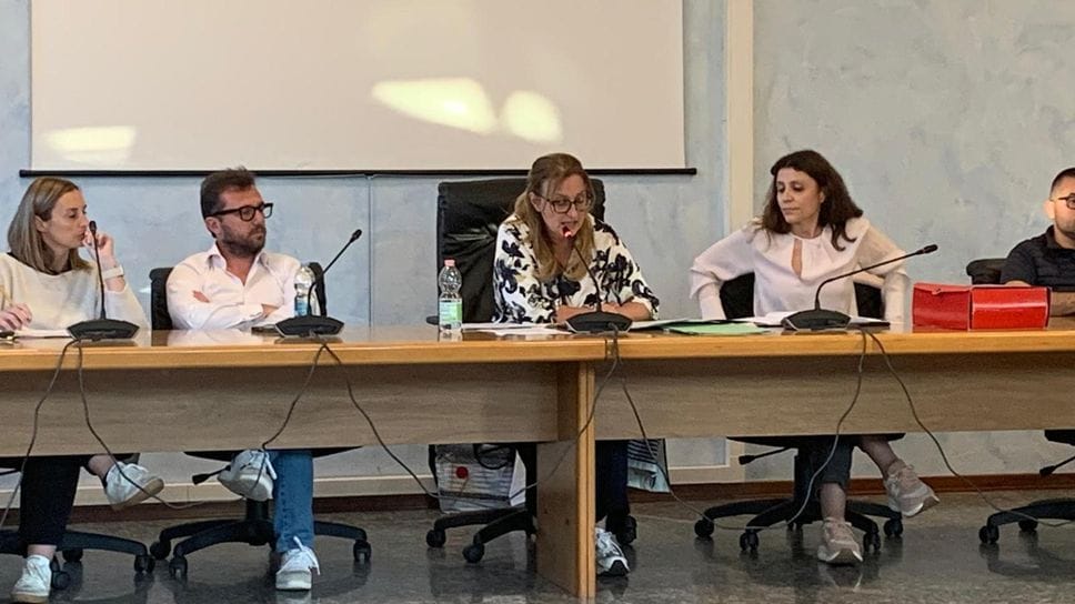 Colico, scontro in consiglio dopo il referendum su Sondrio. Chieste le dimissioni del sindaco