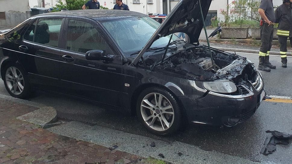Sondrio, in fiamme auto a benzina: salva la conducente