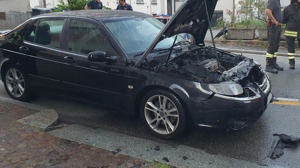 Sondrio, in fiamme auto a benzina: salva la conducente