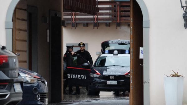 Viola il divieto di avvicinamento e minaccia l’ex moglie: arrestato