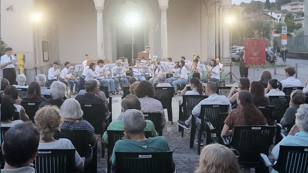 Applausi per la musica sotto le stelle a Sala al Barro