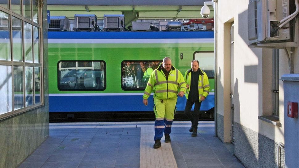 Treno fermo e guasto alla linea, circolazione ferroviaria in tilt