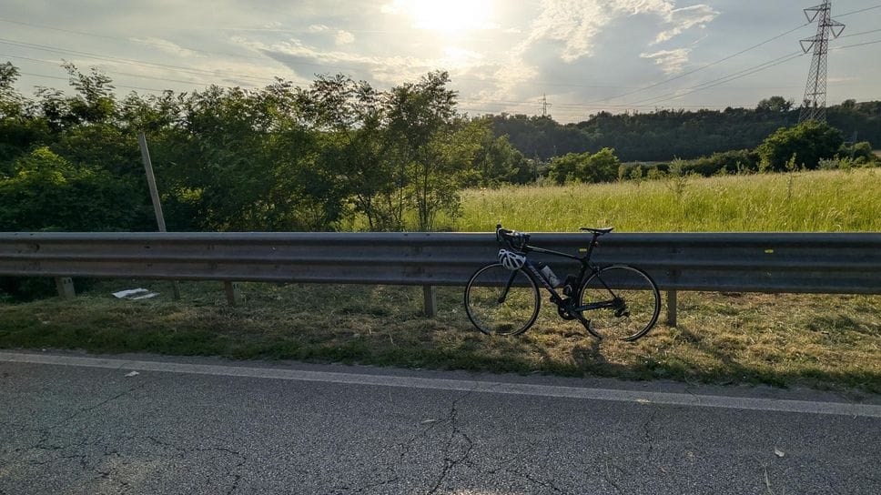 Malore in bicicletta sulla provinciale: morto il 29enne soccorso a Osnago