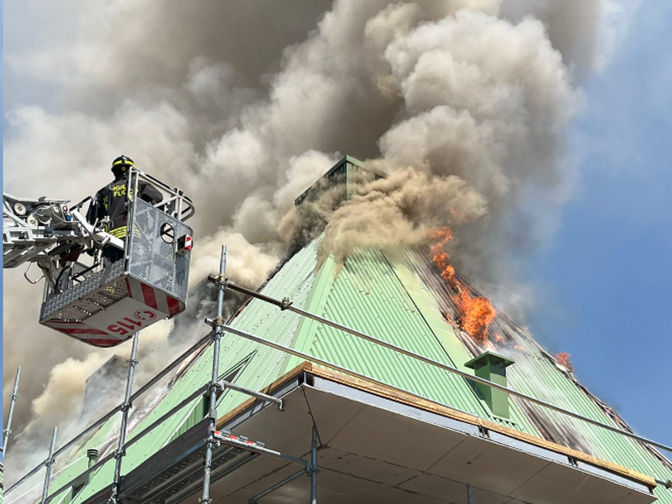 Incendio nel nuovo asilo nido in costruzione a Bonacina. Fiamme spente, danni ingenti