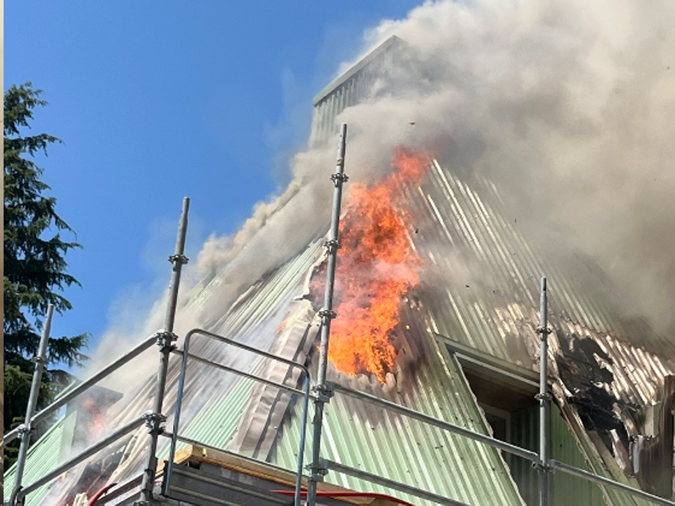 Incendio nel nuovo asilo nido in costruzione a Bonacina. Fiamme spente, danni ingenti