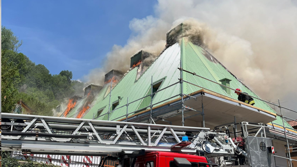 Incendio nel nuovo asilo nido in costruzione a Bonacina. Fiamme spente, danni ingenti