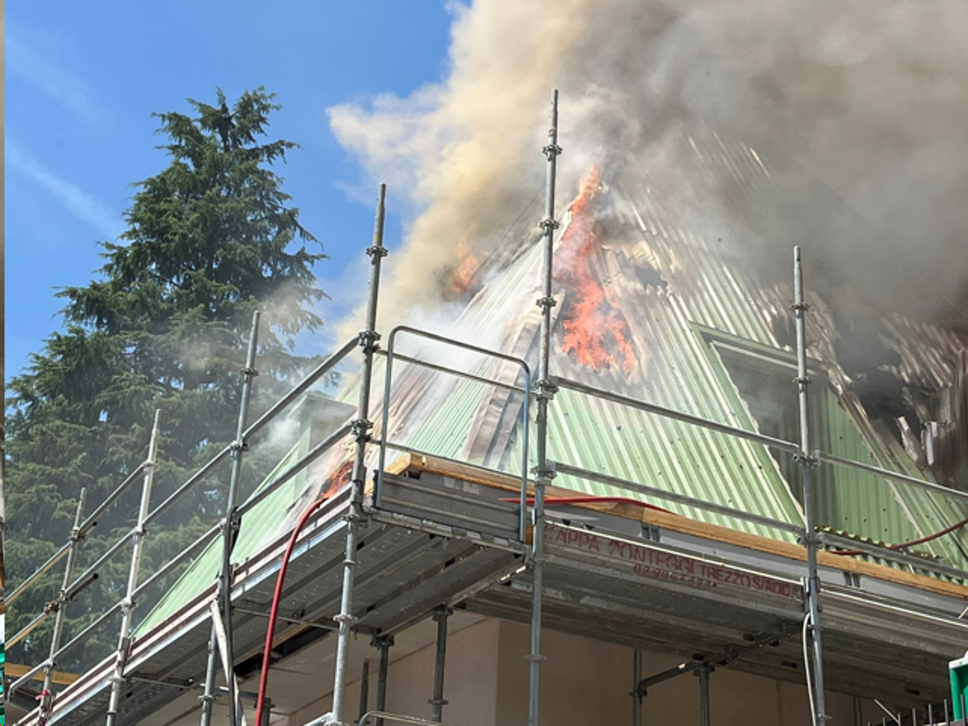 Incendio nel nuovo asilo nido in costruzione a Bonacina. Fiamme spente, danni ingenti