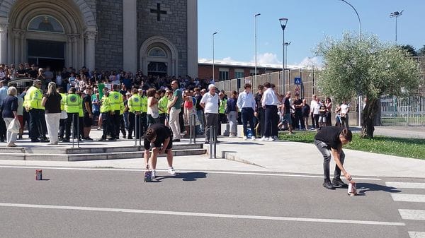 Una pioggia di luci e stelle per l’ultimo saluto a Edoardo Bartesaghi