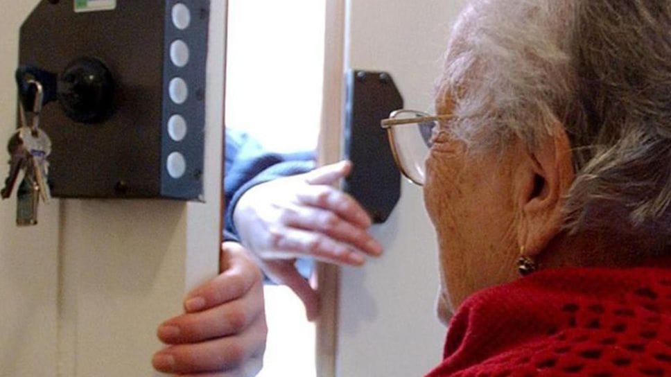 Anziani truffati con il trucco dei petardi: finti vigili in fuga dopo il colpo a Rogeno