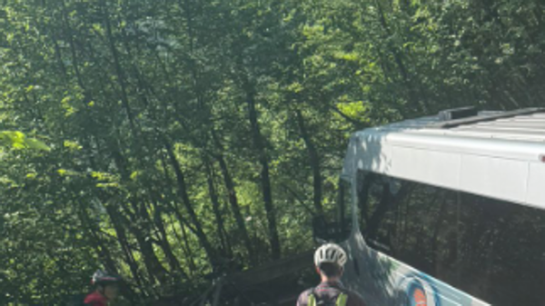 Autobus con ventidue bambini sbaglia strada e si incastra in una strettoia