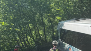 Autobus con ventidue bambini sbaglia strada e si incastra in una strettoia