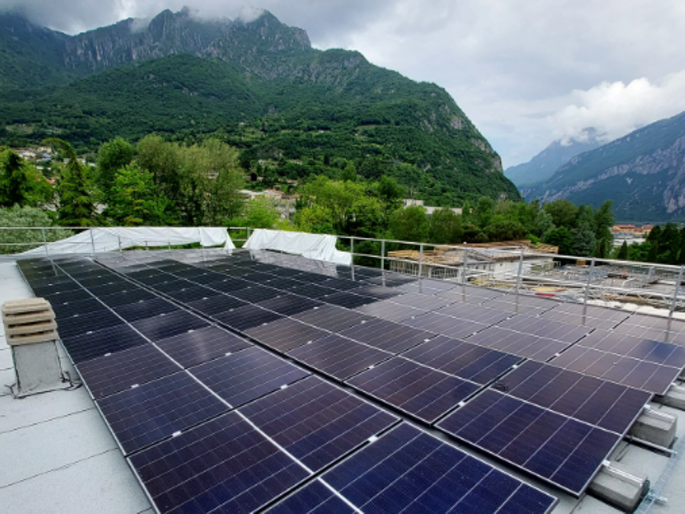 Lario Reti Holding accelera sulla sostenibilità: a pieno regime i nuovi impianti fotovoltaici di Valmadrera e Civate