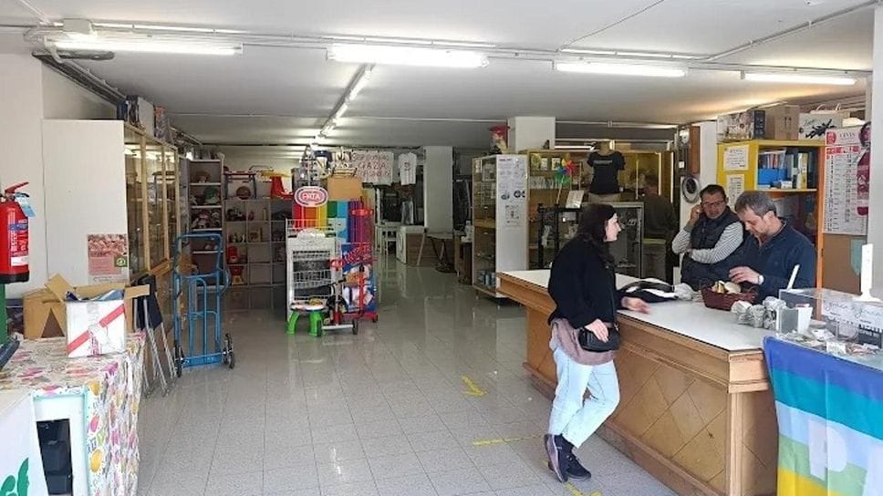 Mani Tese, chiude il centro del riuso: «Non può reggere contro la fast fashion»