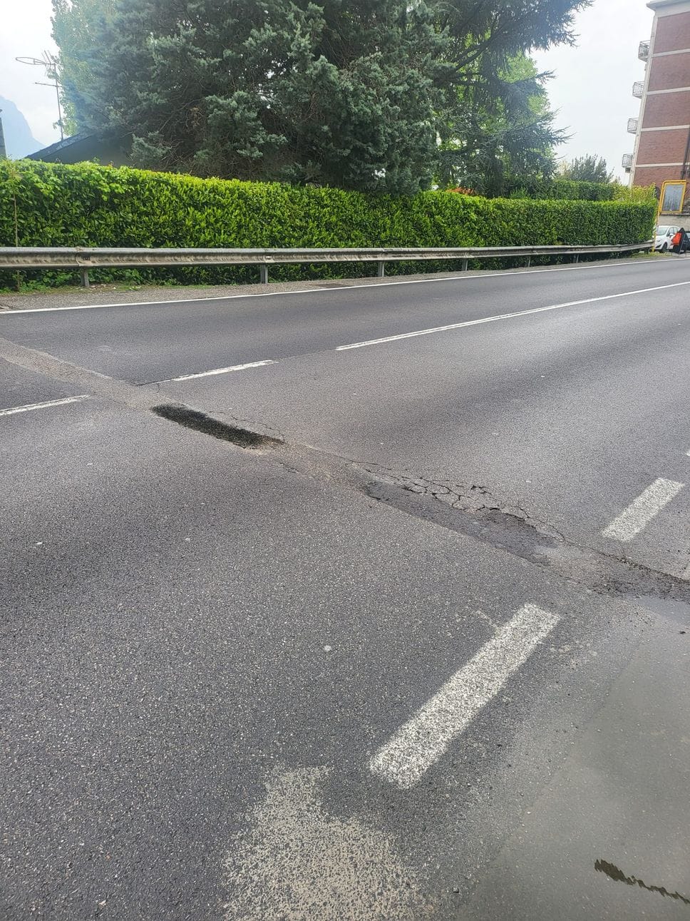 Pescate: 87enne cade sui rattoppi di Open Fiber. Il sindaco: «Ora basta»