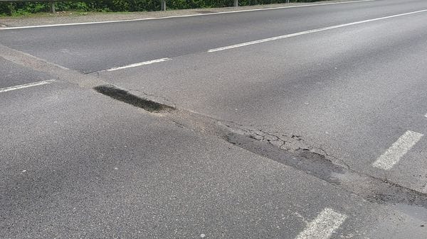 Pescate: 87enne cade sui rattoppi di Open Fiber. Il sindaco: «Ora basta»
