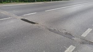 Pescate: 87enne cade sui rattoppi di Open Fiber. Il sindaco: «Ora basta»