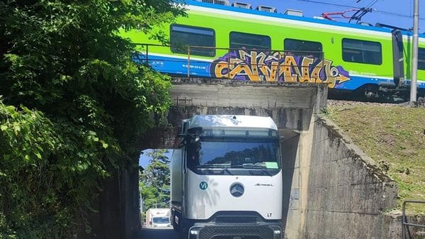Lierna, altro camion incastrato nel sottopasso dell’area industriale