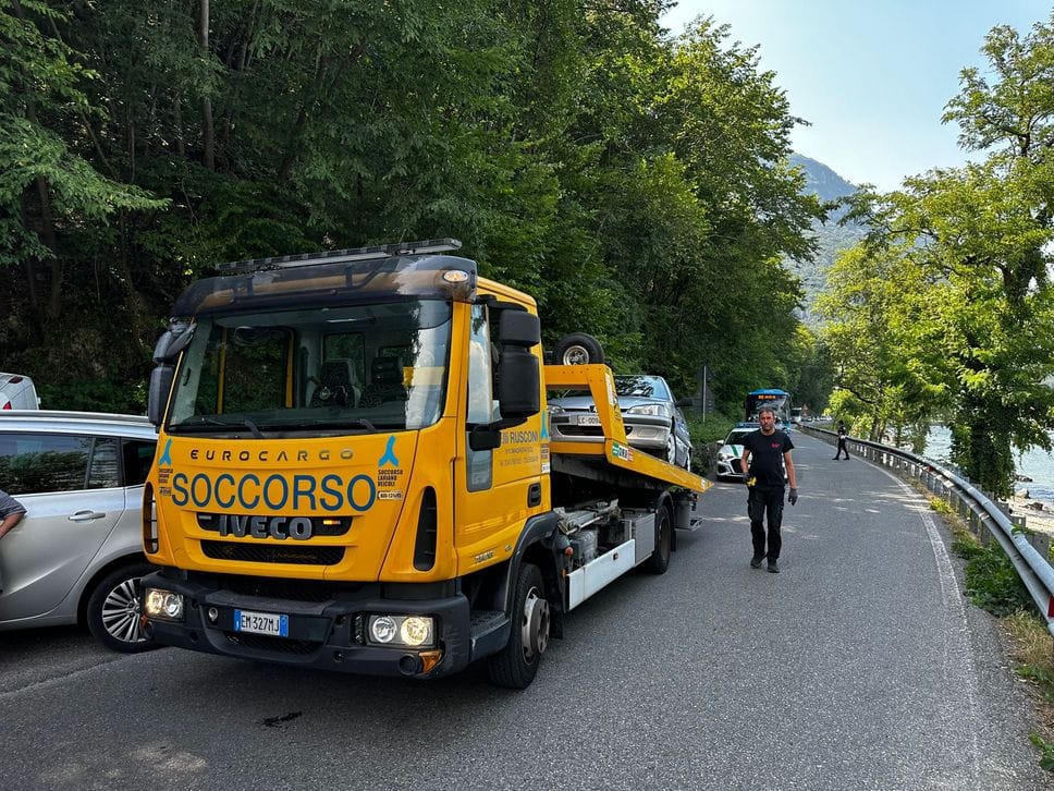 Assalto alle spiagge sul lago: caos e pericoli tra auto in doppia fila e liti
