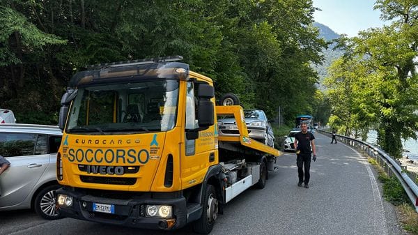 Assalto alle spiagge sul lago: caos e pericoli tra auto in doppia fila e liti