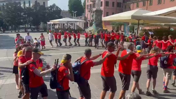 Lecco, festa per l’arrivo della Carovana del viandante