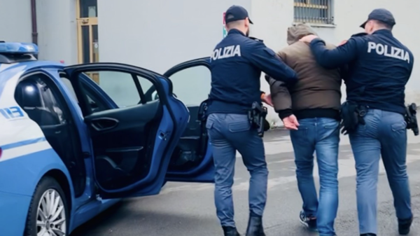Ruba un borsello da un furgone in sosta, arrestato 57enne a Sondrio