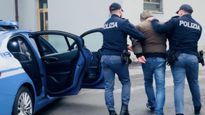 Ruba un borsello da un furgone in sosta, arrestato 57enne a Sondrio