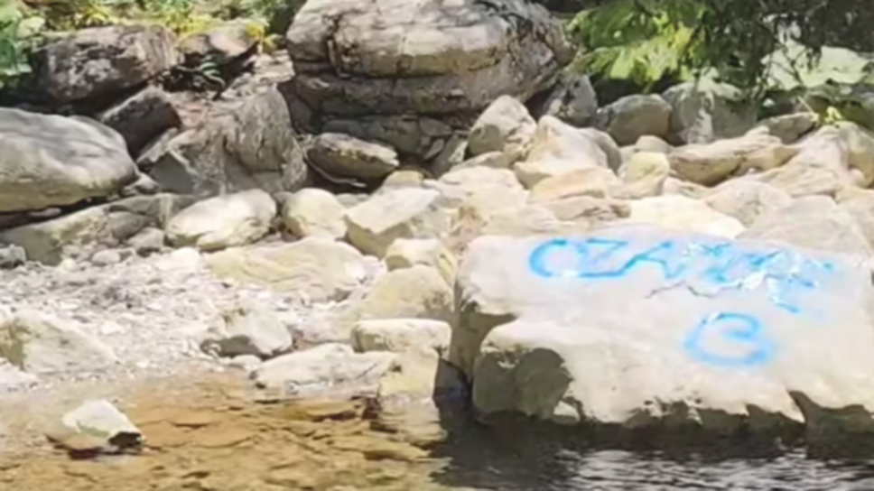 Una dedica al cane sul greto del fiume, «Capiamo ma deturpa l’ambiente»