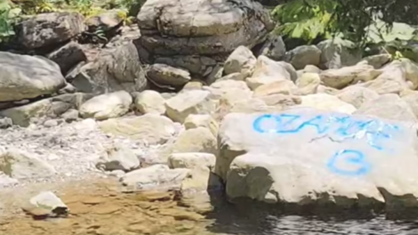Una dedica al cane sul greto del fiume, «Capiamo ma deturpa l’ambiente»