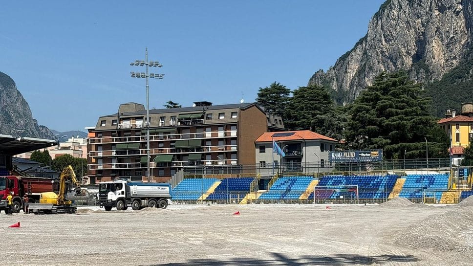 Rigamonti-Ceppi, entra nel vivo il nuovo campo: posa del manto sintetico
