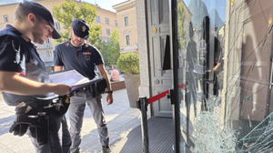 Assalta la porta di una sala slot e aggredisce i poliziotti: obbligo di dimora per un 49enne
